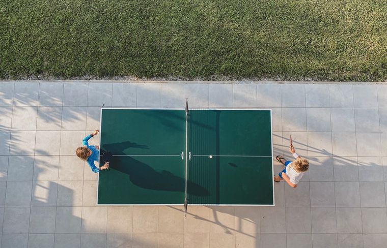 Zwei Jungs spielen Tischtennis