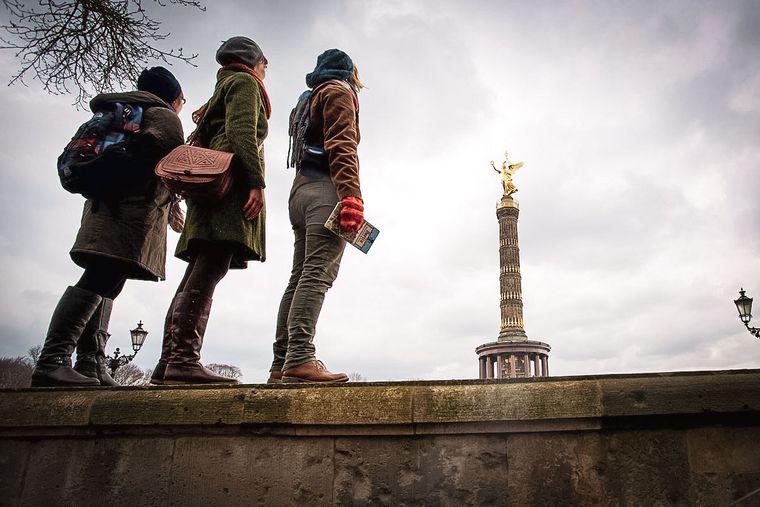 Schülerinnen an der Siegessäule: Für Klassenfahrten nach Berlin gibt es Finanzierungshilfen.