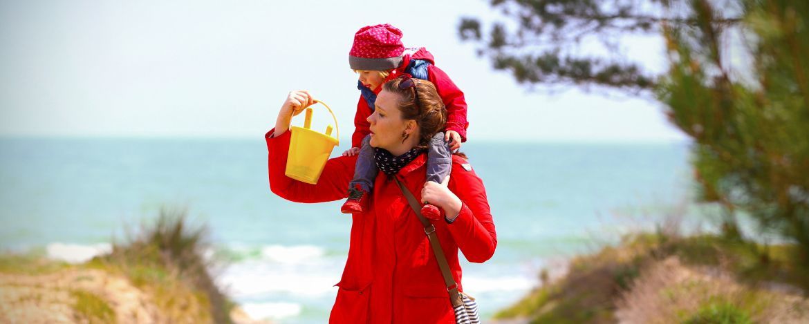 Mutter und Kind am Strand von Prora im Familienurlaub