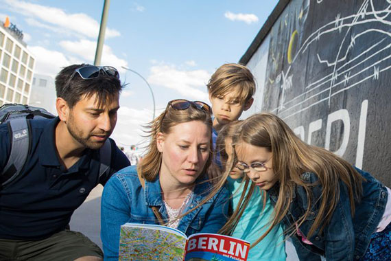 Eine Familie schaut vor der West Art Gallery in eine Karte