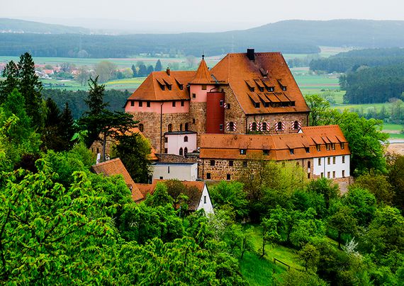 Die imposante Burg Wernfels auf einem bewaldeten Hügel im fränkischen Spalt