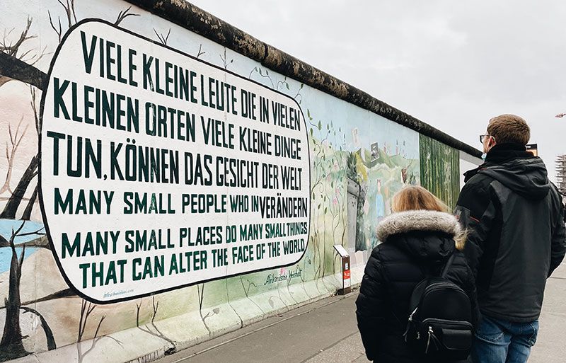 Zwei Jugendlichen betrachten die Berlin Wall 