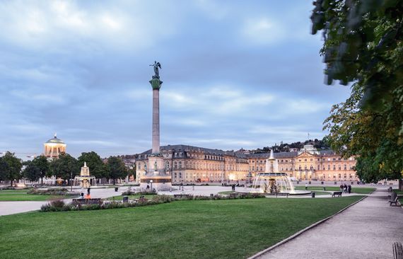 Blick auf den Schlossplatz mit Jubiläumssäule in Stuttgart