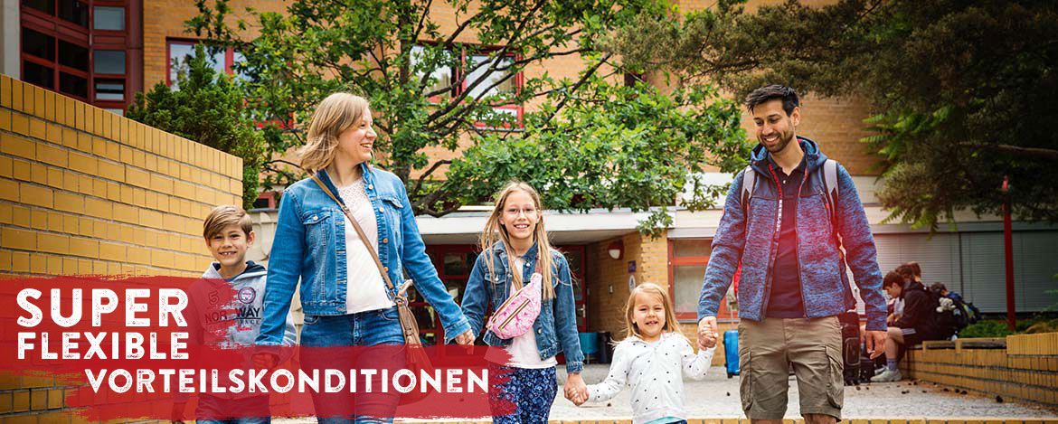 Eine Familie kommt aus der Jugendherberge Berlin International. Vor ihnen steht auf einem Banner: "Super flexible Vorteilskonditionen" 