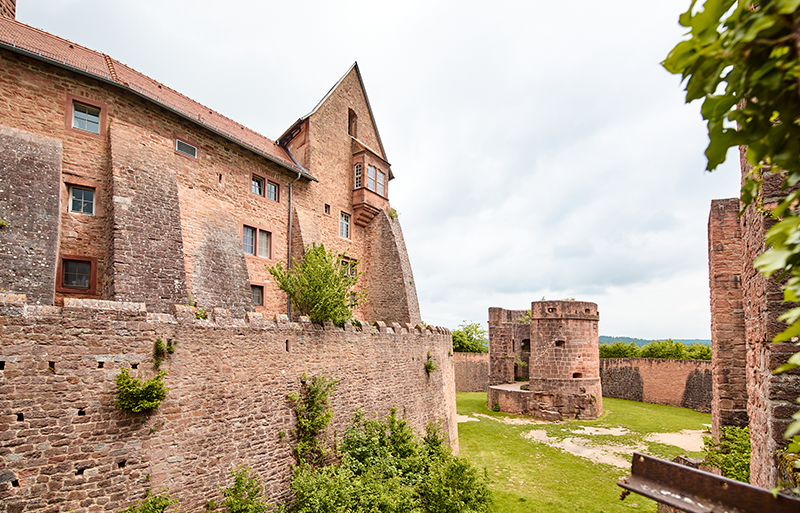 Im Süden liegt die Burg Breuberg. 