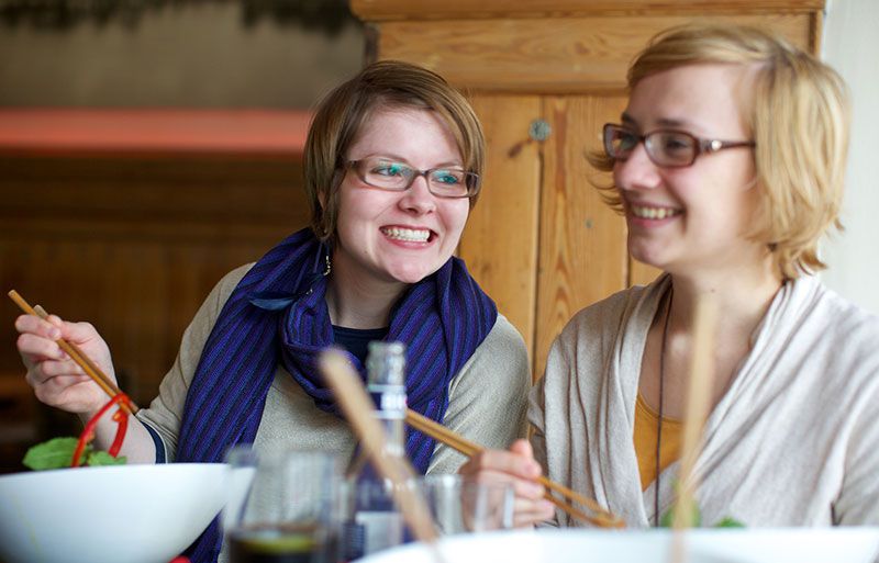 Zwei Freundinnen beim Essen während des Wochenendtrips