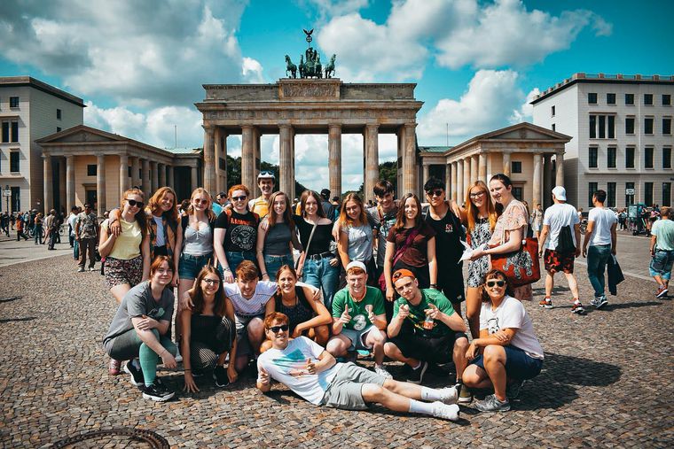 Gruppe vor dem Brandenburger Tor in Berlin