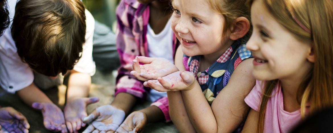 Mehrere kleine Kinder zeigen ihre eingefärbten Hände