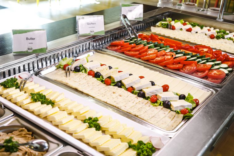 Foto des Buffets mit einer Auslage von Gemüse und Käse.