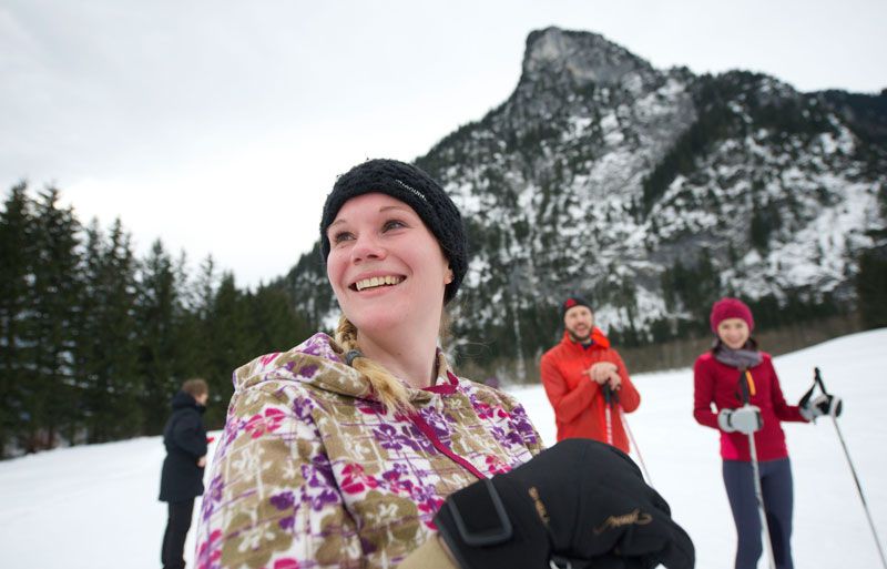 Mehrere Menschen im Wintersport in der Jugendherberge