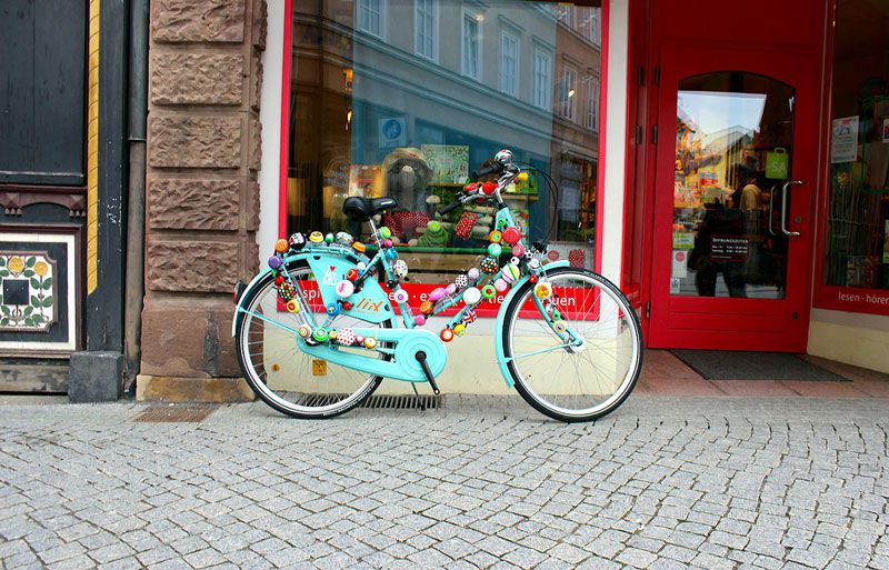 Trip in die Jugendherberge Eisenach buntes Fahrrad vor Schaufenster