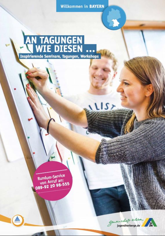 Coverseite der Tagungsbroschüre der bayerischen Jugendherbergen: Zwei Leute arbeiten an einer Pinnwand. Darüber der Slogan "An Tagungen wie diesen ... inspirierende Tagungen, Seminare und Workshops"