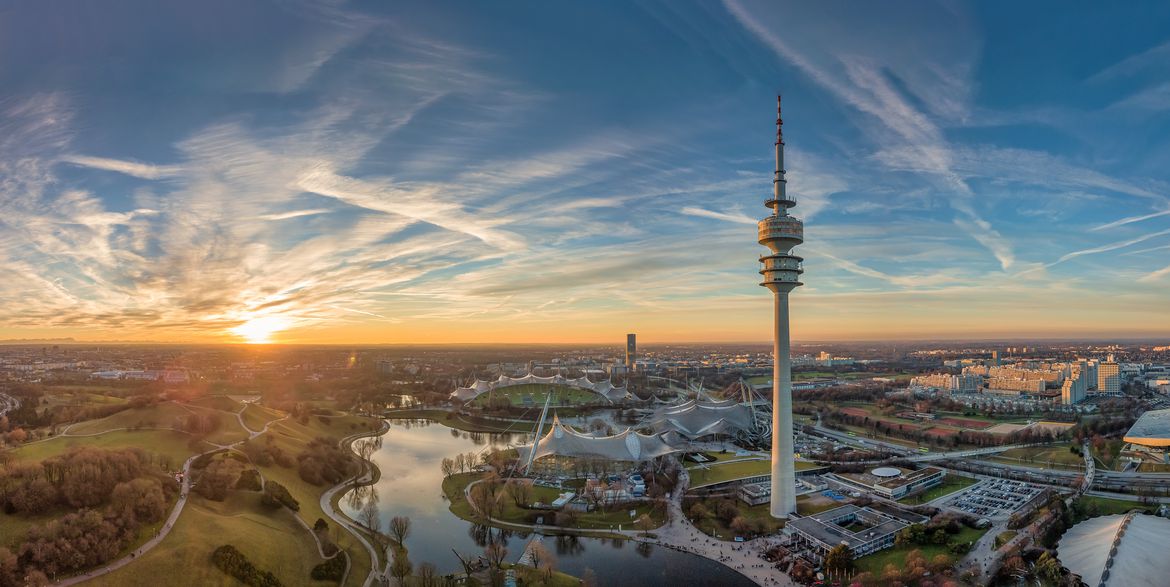 Panoramafoto vom Olympiapark in München im Sonnenuntergang.