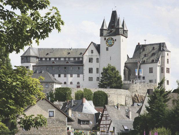 Einmalig. Im historischen Gemäuer des romantischen Grafenschlosses liegt die sehr moderne Grafenschloss-Jugendherberge Diez hoch über der Lahn. Die Räume und das Schloss-Bistro sind liebevoll restauriert.