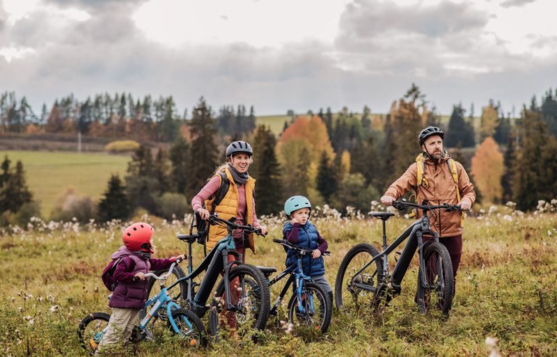 Eine Familie mit Fahrrädern