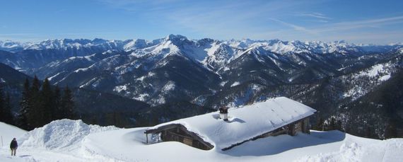 Eine Skihütte tief verschneit mitten im Skigebiet