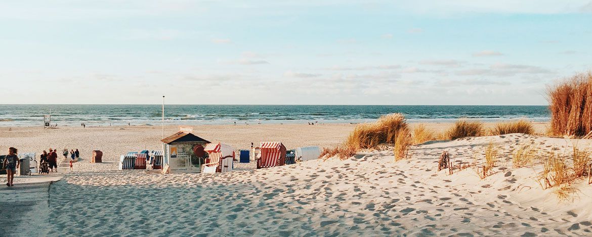 Strand mit Menschen und das Meer im Hintergrund