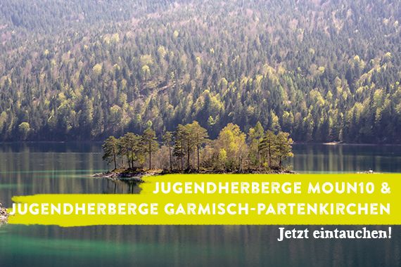 Blick über den Eibsee, im oberen Teil des Fotos ein großes Waldgebiet. Das Foto wird überlagert von dem Schriftzug "Jugendherberge moun10 und Jugendherberge Garmisch-Partenkirchen - jetzt eintauchen".