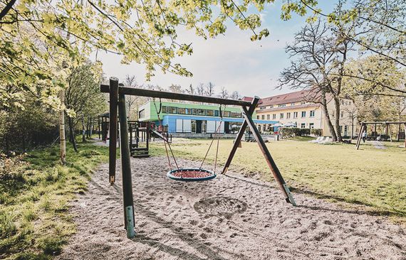Blick auf den Spielplatz der Jugendherberge Dessau