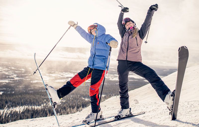 Zwei Personen haben Spaß beim Wintersport auf Skiern 