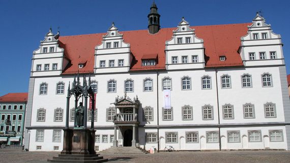 Lutherdenkmal und Rathaus in Wittenberg