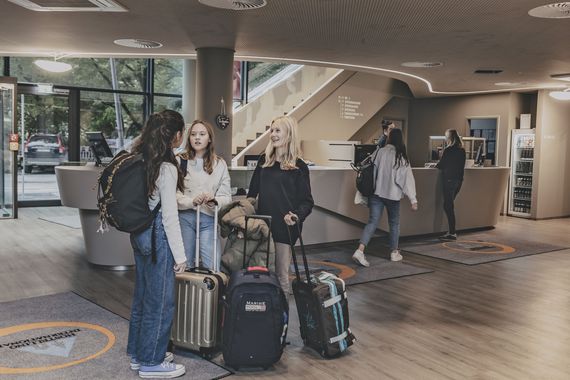 Jugendliche mit Koffern im Foyer der Jugendherberge München City