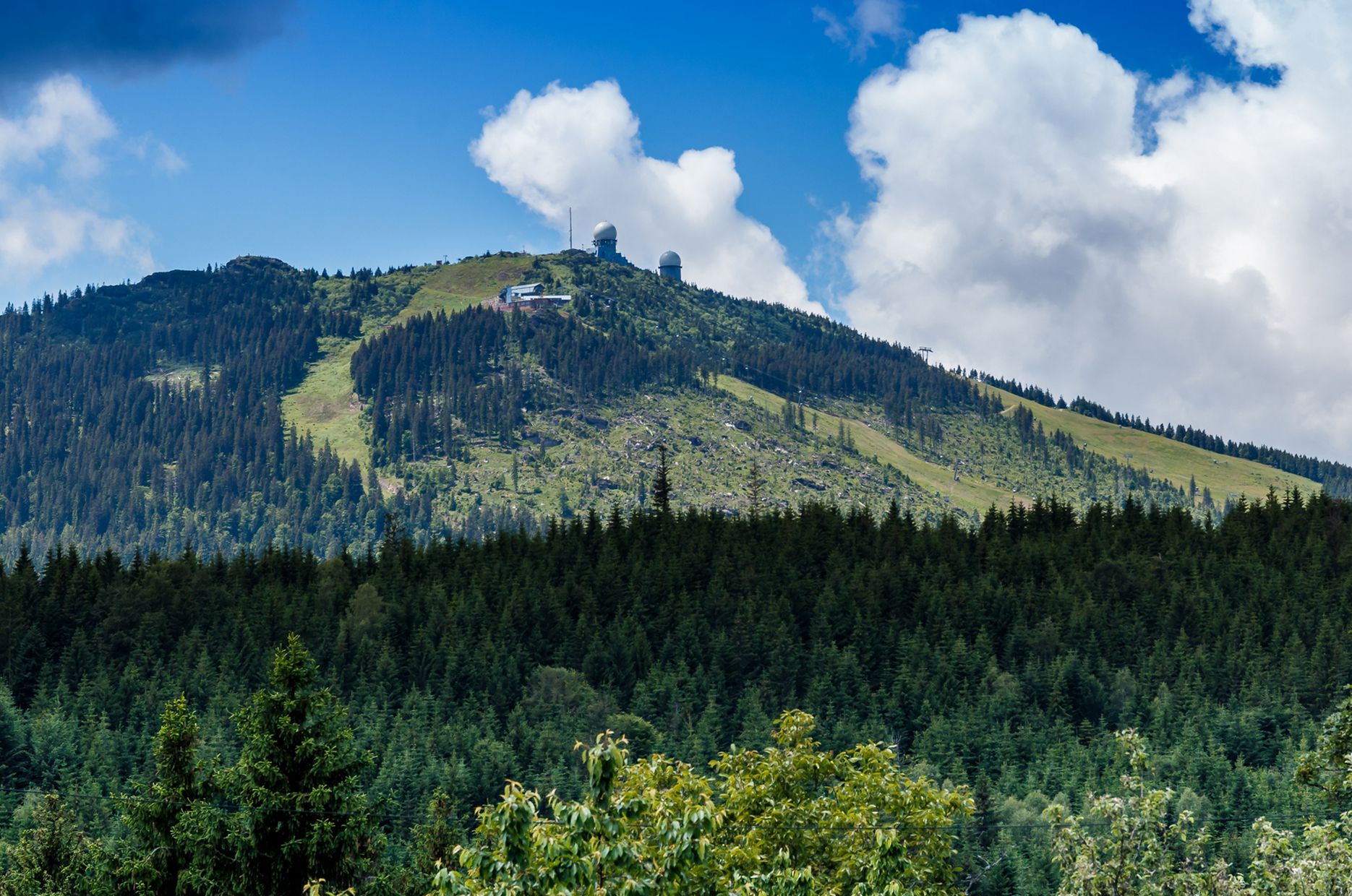 Blick auf die Radarstationen auf dem Großen Arber im Bayerischen Wald.
