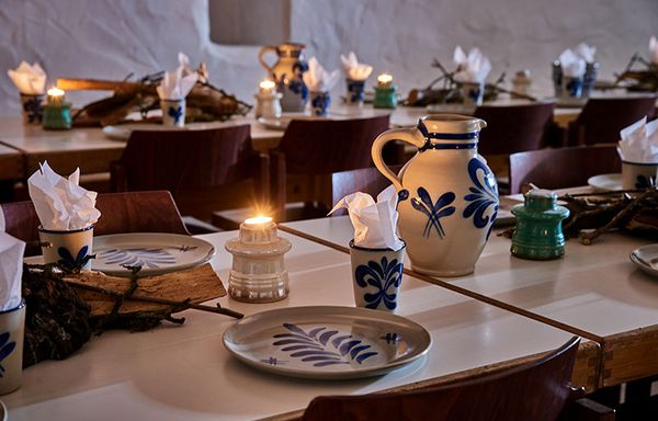 Hübsch gedeckter Tisch im Speisesaal der Burg Breuberg