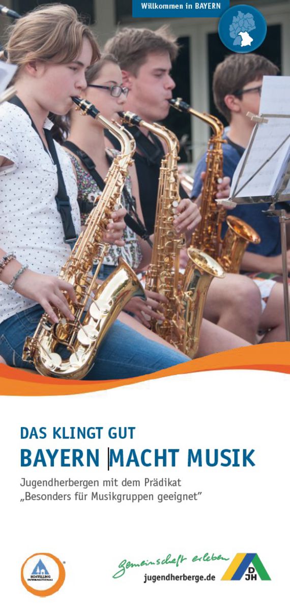 Coverseite der Musikgruppenbroschüre der bayerischen Jugendherbergen: mehrere junge Leute spielen sitzend Saxophon, darunter der Slogan "Das klingt gut! Bayern macht Musik!"
