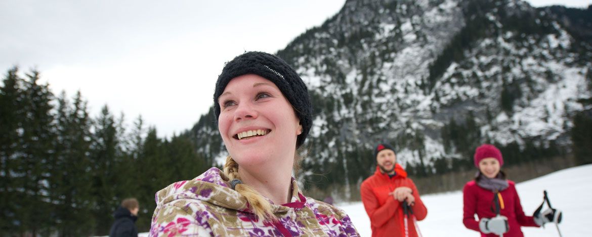 Personen vor Berg im Schnee mit Skiern im Wintersport in Jugendherbergen