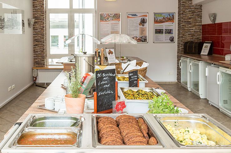 Täglich leckere warme Mahlzeiten in Buffetform in der Jugendherberge Dresden