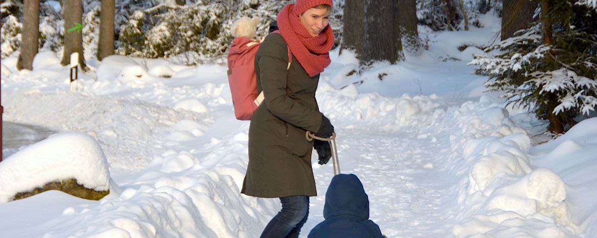Mutter und Kind im Winterurlaub im Harz