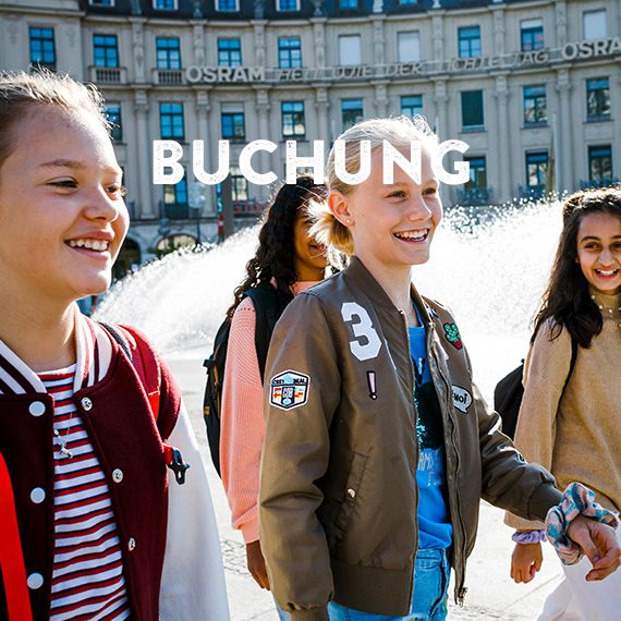 Vier junge freudige Mädchen laufen am Brunnen im Sommer am Karlsplatz Stachus in München vorbei. Über ihren Köpfen steht der Begriff Buchung.