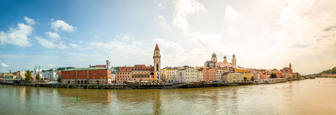 Blick über die Donau zur Altstadt von Passau. Im Zentrum das Rathaus, weiter rechts der Dom St. Stephan.