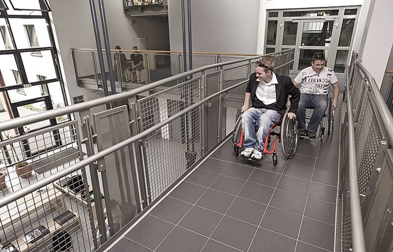 Rollstuhlfahrende in der Jugendherberge Köln-Deutz 