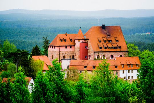 Die Burg Wernfels in der Totalen