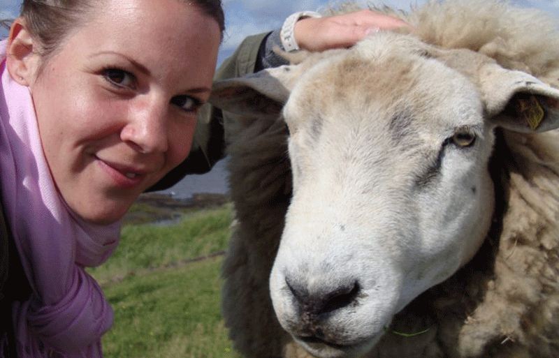 Frau mit Schaf auf Sylt