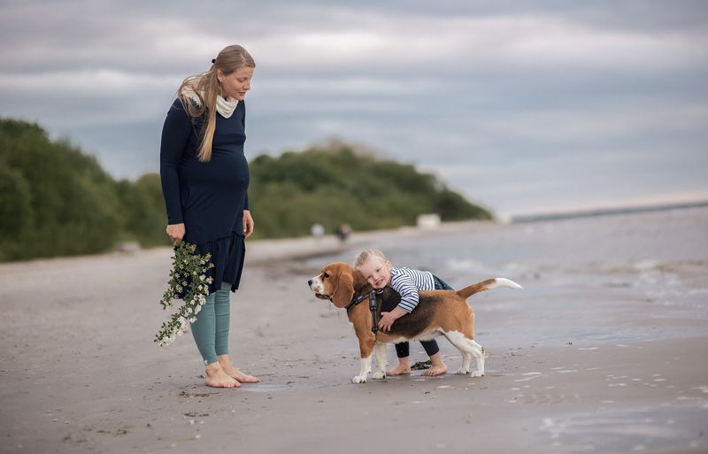 Mutter mit Tochter und Hund am Meer
