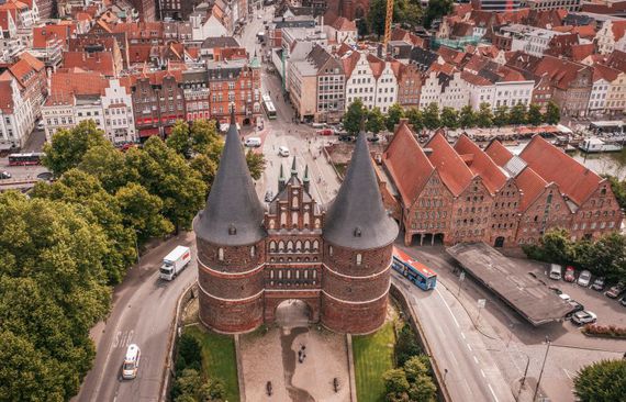 Blick auf das Holstentor in Lübeck aus der Luft