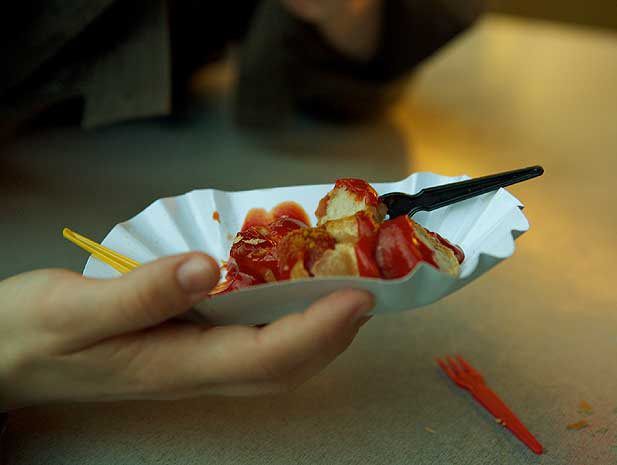 To strengthen on a city tour through Berlin indispensable: the Currywurst