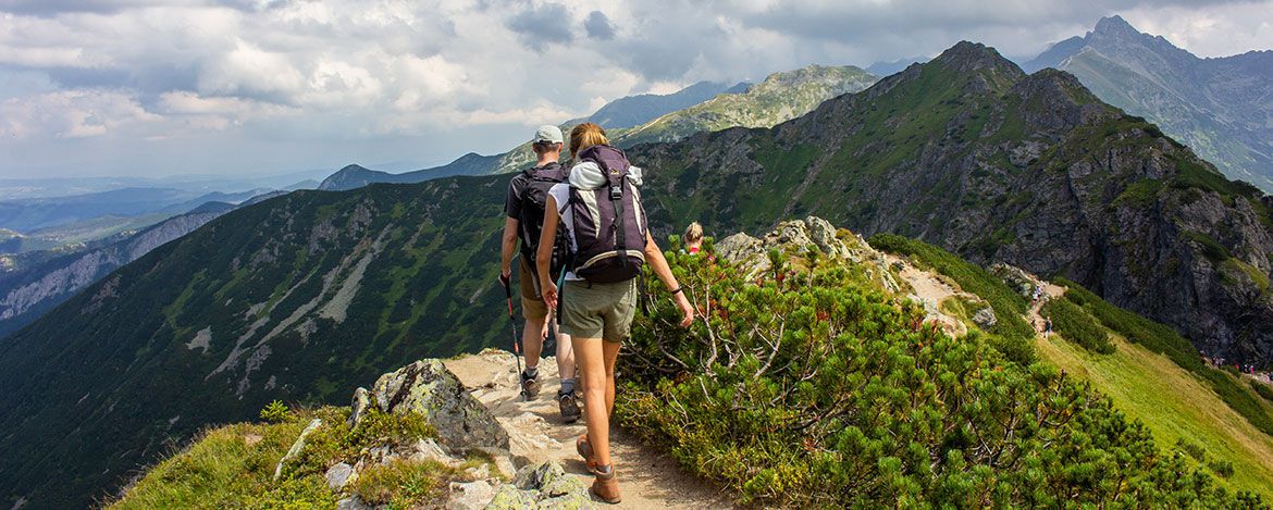 Zwei Wanderer im Outdoorurlaub auf einem Bergkamm
