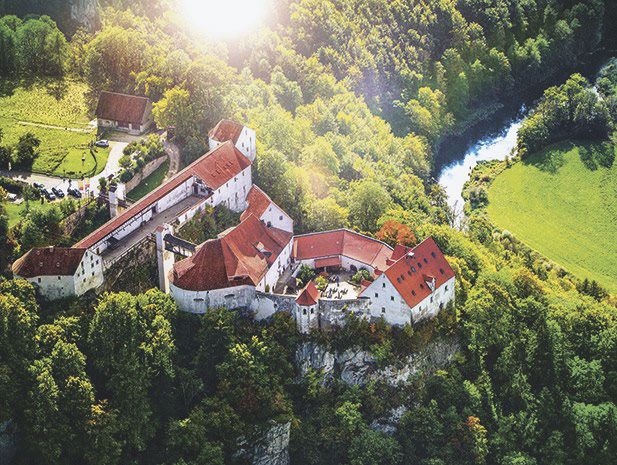Von Burg Wildenstein, die auf einem Kalkfelsen hoch über der Donau trohnt, kann man direkt auf selbige schauen. 