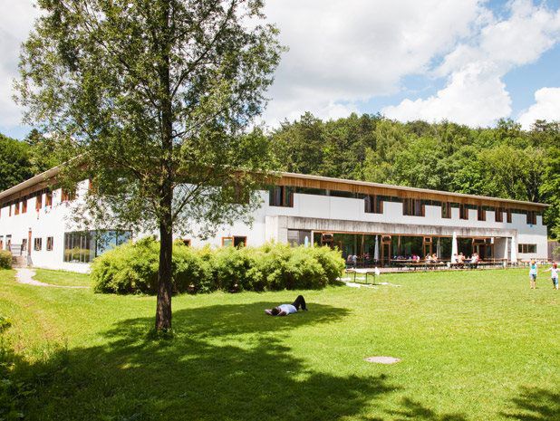 Haus am See - Die Jugendherberge Possenhofen bietet alles, was man für einen perfekten Urlaub am See braucht: eine sonnige Terrasse, schöne Familienzimmer und gute Verpflegung. Wer will, kann auch zelten.