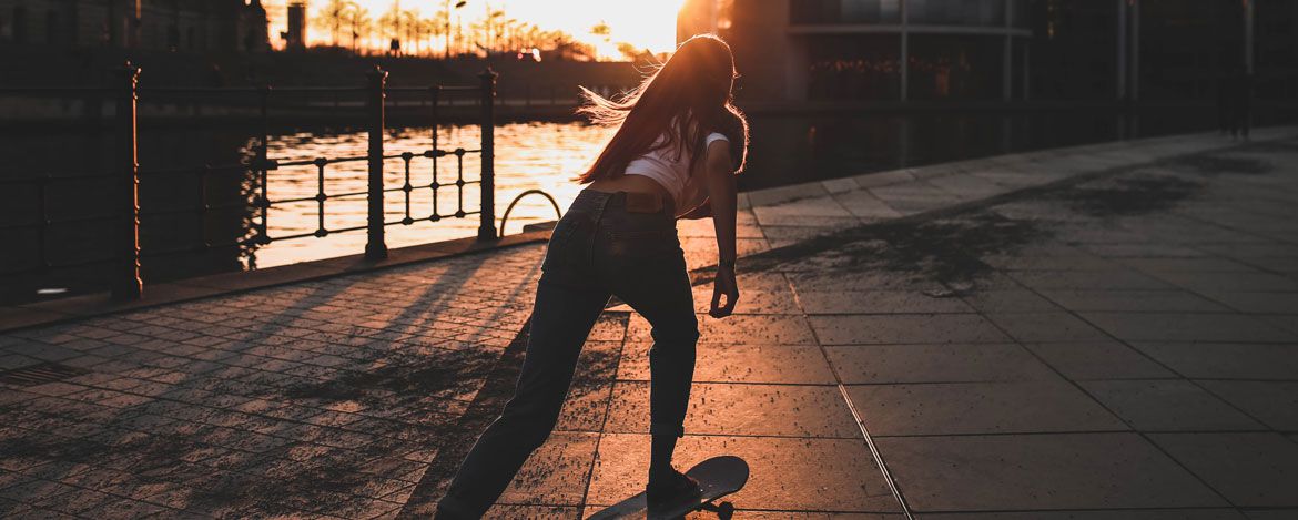 Eine Skateboardfahrerin in Berlin