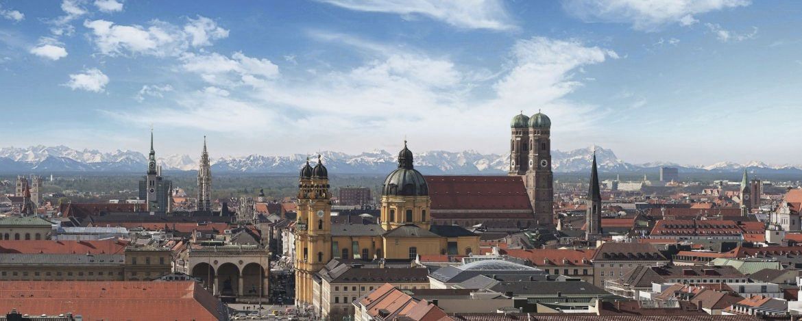 Panoramafoto von der Münchener Innenstadt mit den Alpen im Hintergrund