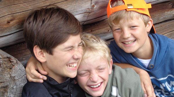 Drei Jungen lachen
