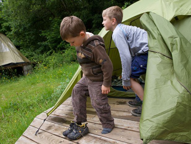 COOLE JUNGS - Schnell springen Matti und Jonas aus dem Zelt, das sie sich mit ihrem Papa teilen. Die Kinder wollen in den Wald und Feuerholz für das Lagerfeuer sammeln. Da dürfen die beiden nicht fehlen!