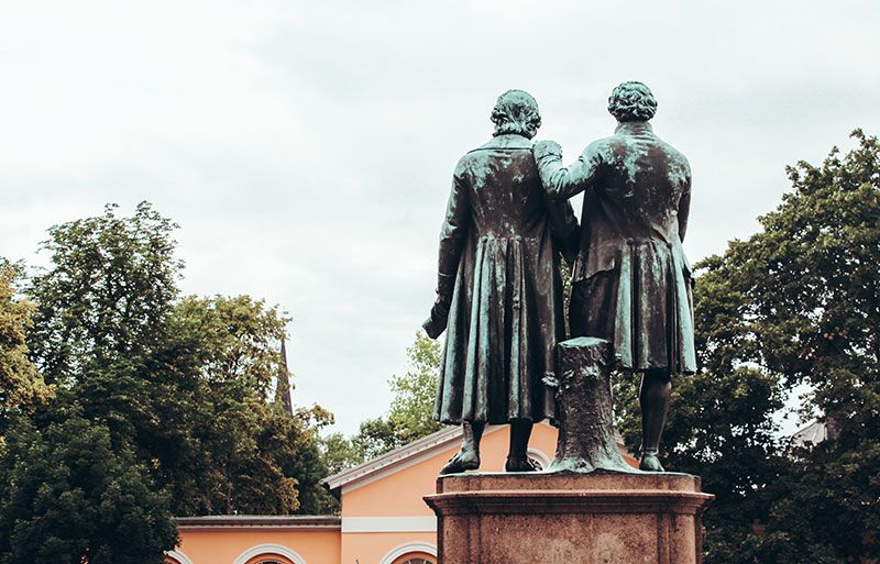 Ein Denkmal von Goethe und Schiller in Thüringen