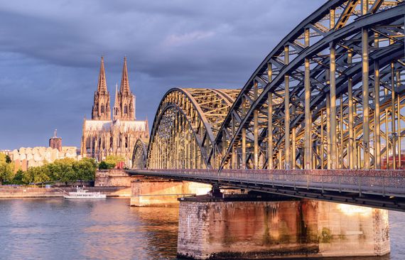 Blick auf die Hohenzollernbrücke in Köln