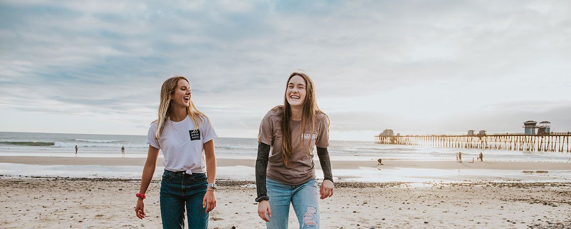 Zwei Mädchen am Strand auf einer Jugendreise 